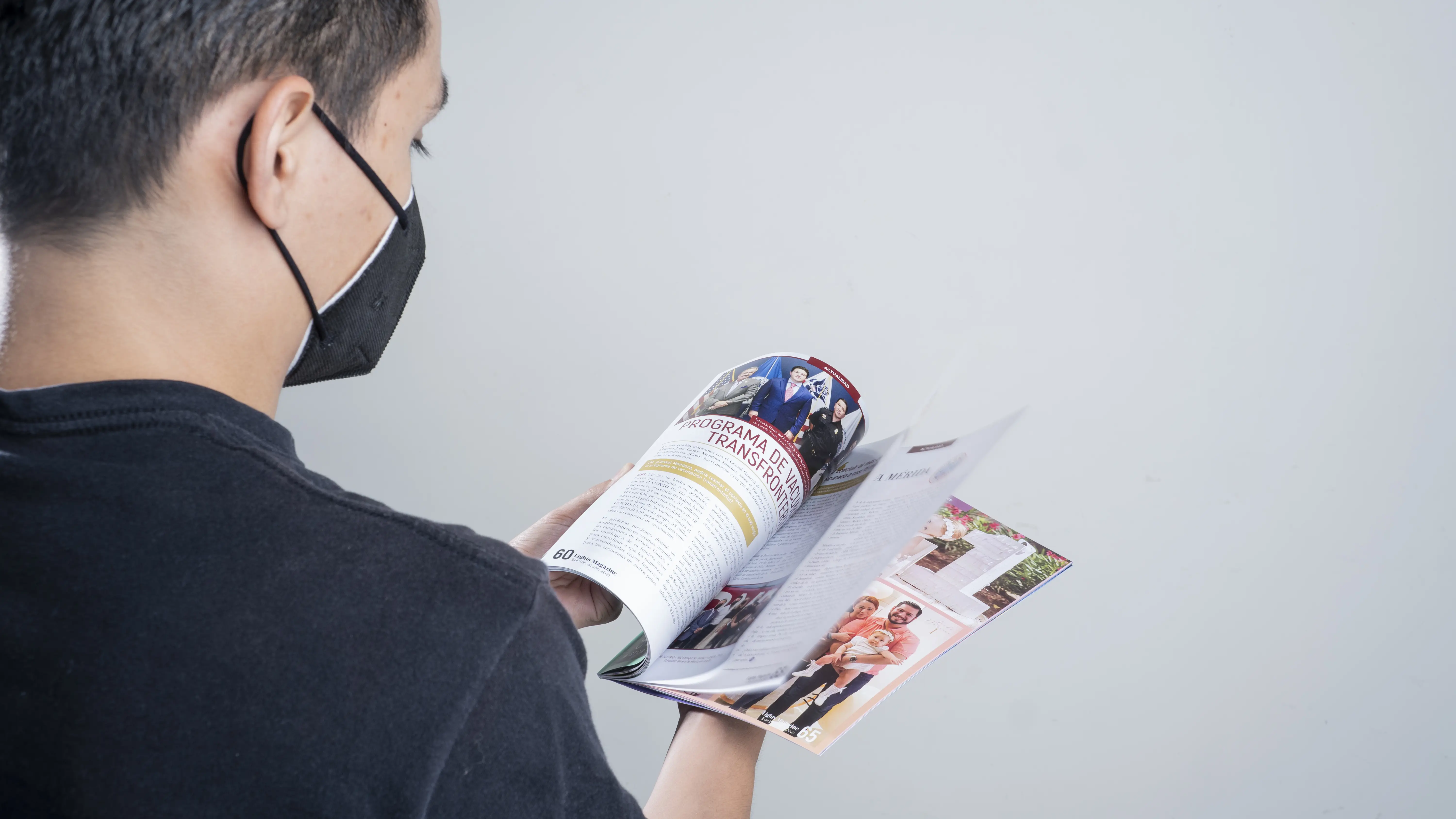 Imagen de persona leyendo Lights magazine