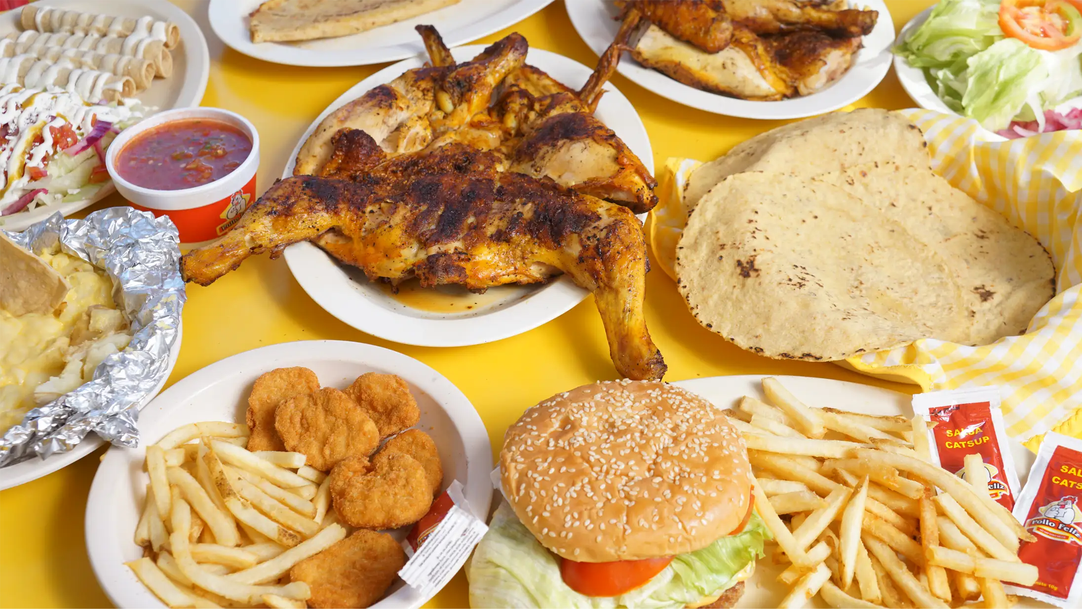 Varios platillos de Pollo Feliz